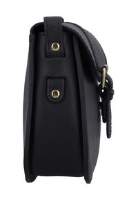 Bolso bandolera de cuero negro con tachuelas doradas, detalle con hebilla y correa ajustable, mostrado desde vista lateral.