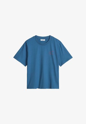 Blauw T-shirt met korte mouwen en een ronde hals met een kleine rode afbeelding op de linkerborst en een wit label aan de binnenkant van de kraag.