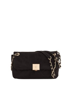 Schwarze gesteppte Handtasche mit goldener Kettenriemen und quadratischem goldenen Verschluss, vor weißem Hintergrund präsentiert.