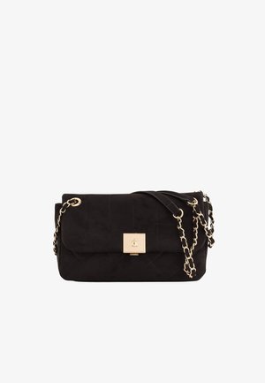 Bolso negro acolchado con correa de cadena dorada y cierre cuadrado dorado, presentado sobre un fondo blanco.