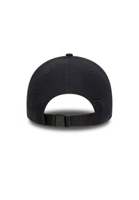 Fekete baseball sapka ívelt karimával, hátsó állítható pánttal és szellőző lyukakkal. Sima szövet textúra.