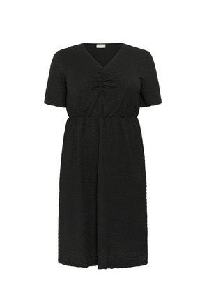 Čierne krátke šaty s krátkym rukávom a výstrihom do V, s nazhromaždenými detailami pri dekolte, vyrobené z textúrovanej látky, s plynulým strihom, do dĺžky po kolená.