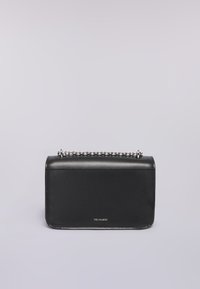 Borsa a tracolla in pelle nera con catena, forma rettangolare, texture liscia e accessori in argento. Presenta un logo sul davanti.