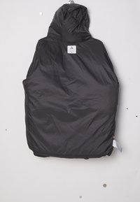 Svart isolerad jacka med huva, gjord av lätt, glansigt material. Har en etikett på baksidan och är en hel dragkedjedesign.