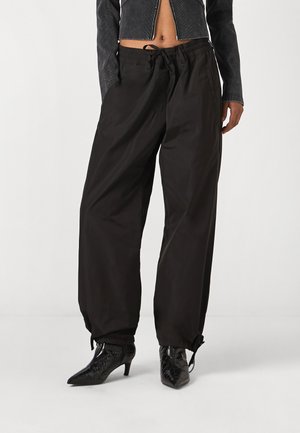 AETHER PIN PARACHUTE PANTS - Kelnės - black