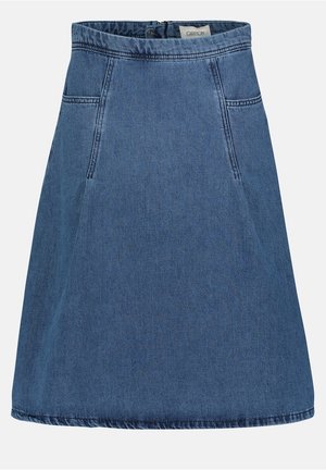 Niebieska spódnica z denimu o kroju A z przednimi kieszeniami i zapięciem na guzik w pasie, widoczne detale szwów.