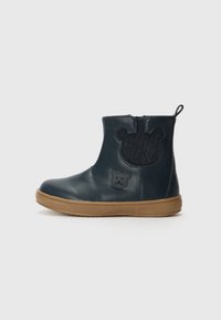 Botas de tobillo de cuero azul marino con acentos en forma de oso, suela de goma y un parche texturizado de un tono azul oscuro en la parte trasera; cierre con cremallera.