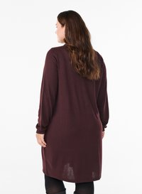 Langes bordeauxrotes Kleid mit langen Ärmeln, lässigem Schnitt, fällt bis zur Mitte des Oberschenkels, aus weichem Stoff, mit rundem Ausschnitt und schlichtem Design.