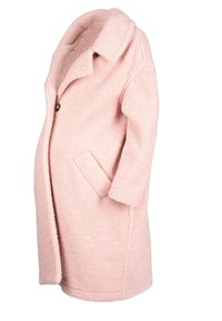 Roze fleece jas met een geknipte kraag, enkele knoopsluiting, voorzakken en een relaxte pasvorm. Zachte textuur en knielengte ontwerp.