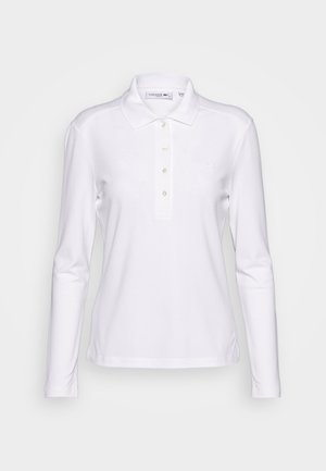 Hvid langærmet polo-shirt lavet af bomuldsblanding, med en knaplukning og et lille broderet logo på brystet. Glat tekstur.