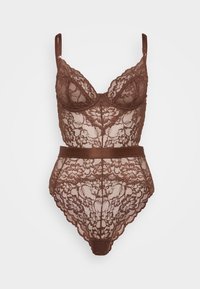 Le body en dentelle marron présente des motifs floraux, un design transparent, des bretelles réglables et une ceinture satinée pour une silhouette définie.