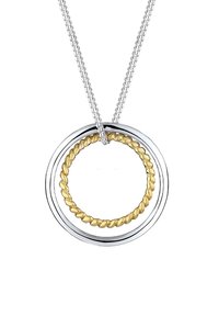 Kreisförmige Pendel-Halskette mit einer silbernen Kette, die zwei Ringe enthält: einen glatten Silberring und einen strukturierten goldfarbenen geflochtenen Kreis.