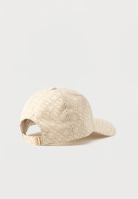 Casquette de baseball beige avec une sangle ajustable et un motif géométrique léger beige en tout sur le tissu.