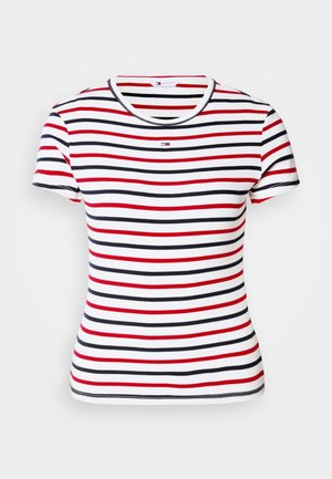 Korte mouwen top met een geribbelde textuur en horizontale rode, marineblauwe en witte strepen; ronde halslijn; klein logo op de borst.