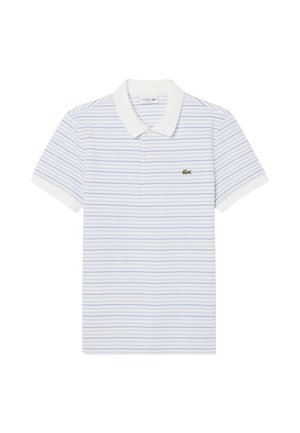 Polo blanc à rayures horizontales bleu clair, manches courtes, col blanc, patte à deux boutons et logo crocodile vert sur la poitrine.