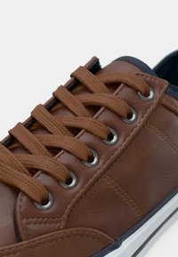 Pier One UNISEX - Sportcipő - cognac
