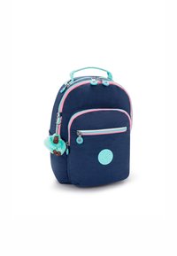 Piccolo zaino blu navy con cerniere rosa e turchesi, maniglia turchese, tasca frontale e un soffice portachiavi turchese con una scimmia marrone.