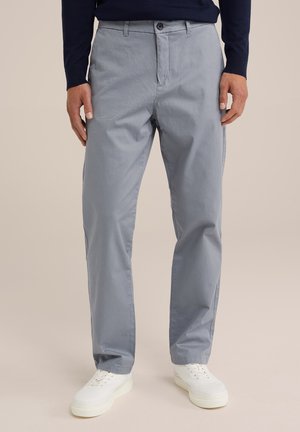 Light gray chinos made of cotton blend, featuring a straight leg design, side pockets, and a button closure. Paired with white sneakers.