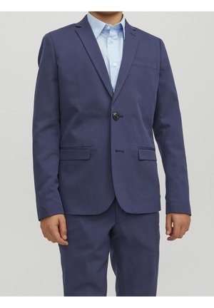 Marineblauw colbert van een gladde stof met een enkele knoopsluiting, twee voorzakken en een revers met inkeping. Lichtblauw overhemd eronder.