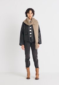 Gina Tricot CHUNKY SCARF - Sjal - light brown