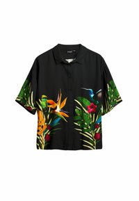 Svart kortärmad skjorta med livfulla motiv av tropiska blommor och kolibrier i grönt, orange och rosa. Knappstängning fram.
