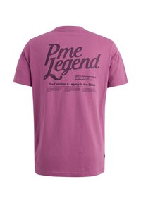 Fialové bavlněné tričko s krátkými rukávy, na zádech s velkým černým textem, včetně "Pme Legend" a popisu o Catalině.