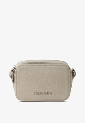 Borsa a tracolla in pelle beige con finitura testurizzata, chiusura con zip, tracolla regolabile e logo "JOOP JEANS" in rilievo sul fronte.