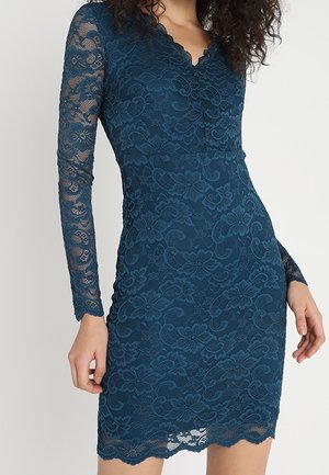 Niebiesko-zielona koronkowa sukienka z długimi rękawami, dekoltem w serek z falbankami oraz kwiatowym wzorem, dopasowanym krojem kończącym się powyżej kolana.