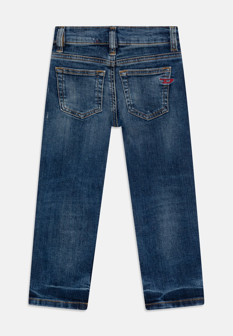 Jeans in denim blu scuro con taglio dritto, dotati di due tasche posteriori, cuciture a contrasto e un piccolo dettaglio del logo su una tasca.