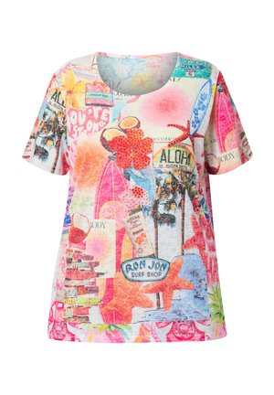 Kurzarm-T-Shirt mit einem bunten, gemusterten Design, das Surfbretter, Blumen und verschiedene Textelemente auf einem hellen Hintergrund zeigt.