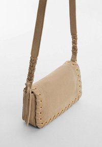 Mango Skuldertasker - sand