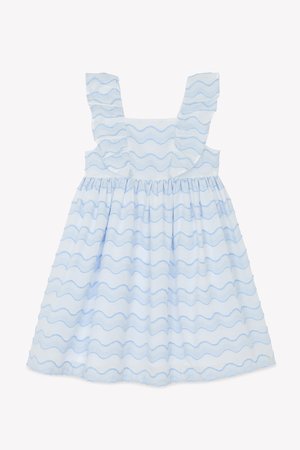 Svetlomodré šaty s vlnkovým bielym vzorom, volánikovými rukávmi, nariaseným pásom a rozpínajúcim sa spodkom. Vyrobené z ľahkej látky.
