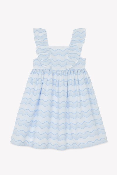 Γαλάζιο φόρεμα με κυματιστό λευκό σχέδιο, μανίκια με βολάν, σφικτή μέση και φαρδιά κάτω πλευρά. Κατασκευασμένο από ελαφρύ ύφασμα.