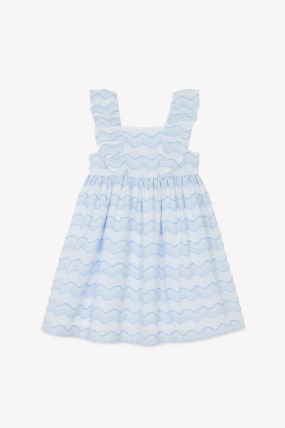 Γαλάζιο φόρεμα με κυματιστό λευκό σχέδιο, μανίκια με βολάν, σφικτή μέση και φαρδιά κάτω πλευρά. Κατασκευασμένο από ελαφρύ ύφασμα.