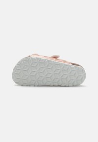 Svetloružová slip-on topánka s hexagonálnou textúrovanou bielou podrážkou. Zvršok je vyrobený z jemného materiálu s hladkým povrchom a decentným prešívaním.