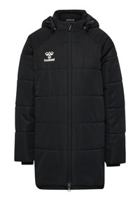 Manteau rembourré noir avec capuche, dotée d'une fermeture éclair centrale, de poches latérales et d'un logo sur le haut de la poitrine gauche. Texture extérieure lisse.