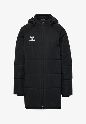 Sort polstret jakke med hætte, med en central lynlås, sidelommer og et logo på øverste venstre bryst. Glat ydre tekstur.