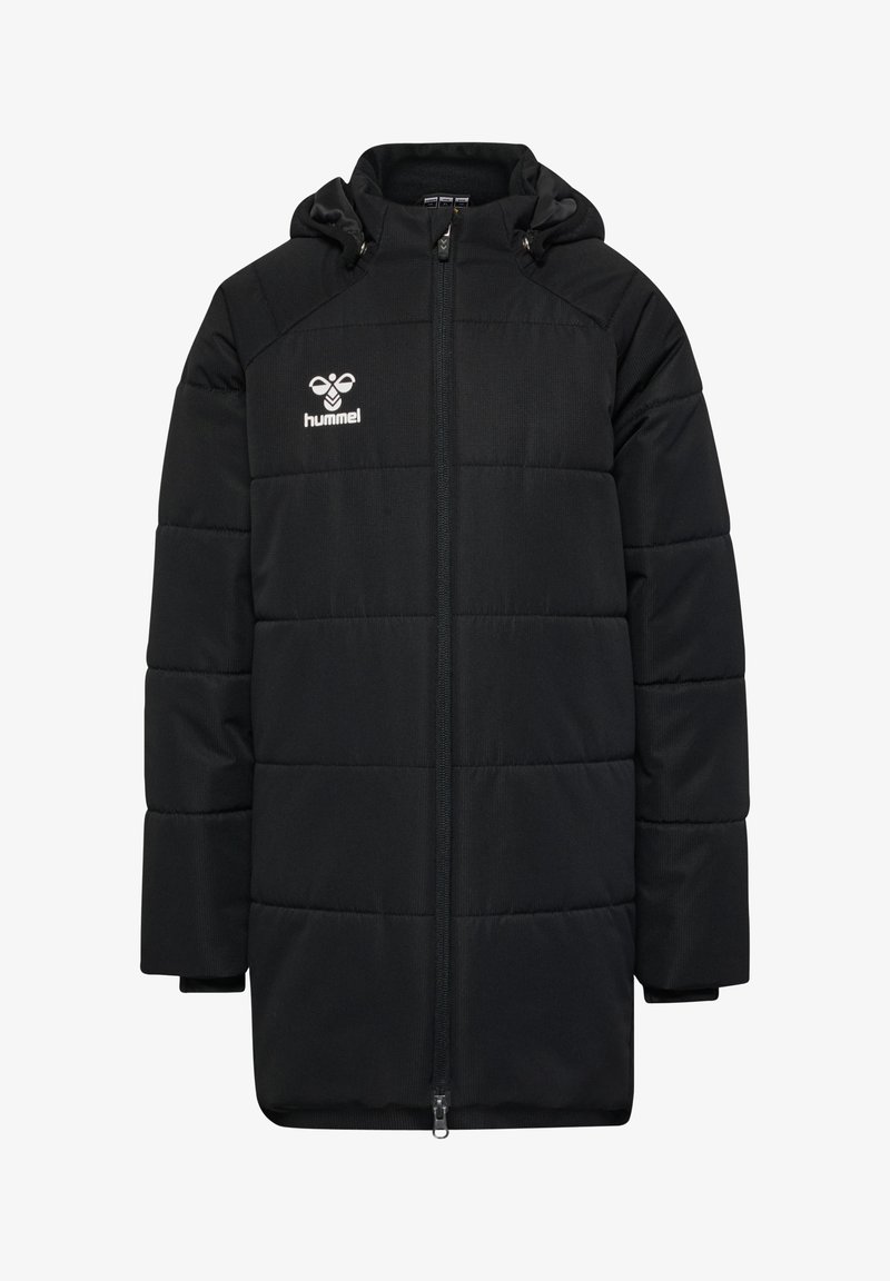 Sort polstret jakke med hætte, med en central lynlås, sidelommer og et logo på øverste venstre bryst. Glat ydre tekstur.