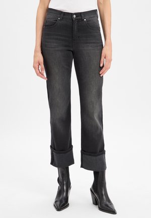 Hochgeschnittene, gerade schwarze Jeans mit umgeschlagenen Säumen, die eine verblasste Optik und ein klassisches Fünf-Taschen-Design aufweisen.