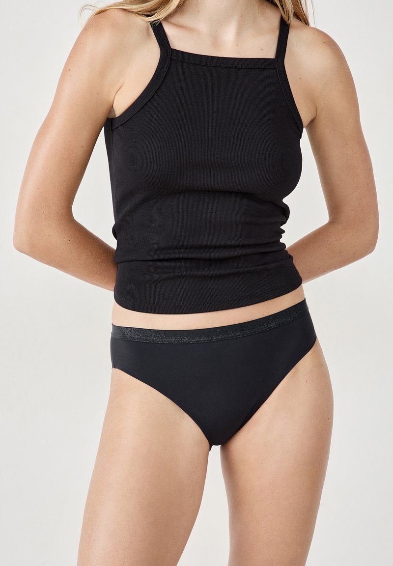 Czarny prążkowany top na ramiączkach z cienkimi strapami w komplecie z pasującymi czarnymi majtkami w stylu bikini, które mają błyszczący elastyczny pas.