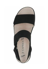 Černé sandály s svrchním materiálem z nubukové kůže, dvě široké pásky, otevřená špička a polstrovaná stélka. Obsahují detail se zipem pro snadné obouvání. Viditelný nápis značky.