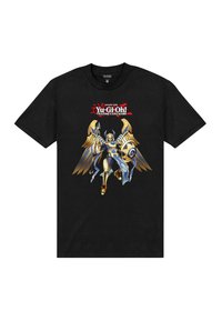 Svart bomull t-shirt med en färgglad grafik av en karaktär med gyllene rustning, vingar och ett sköld, med texten "Yu-Gi-Oh!" ovanför.