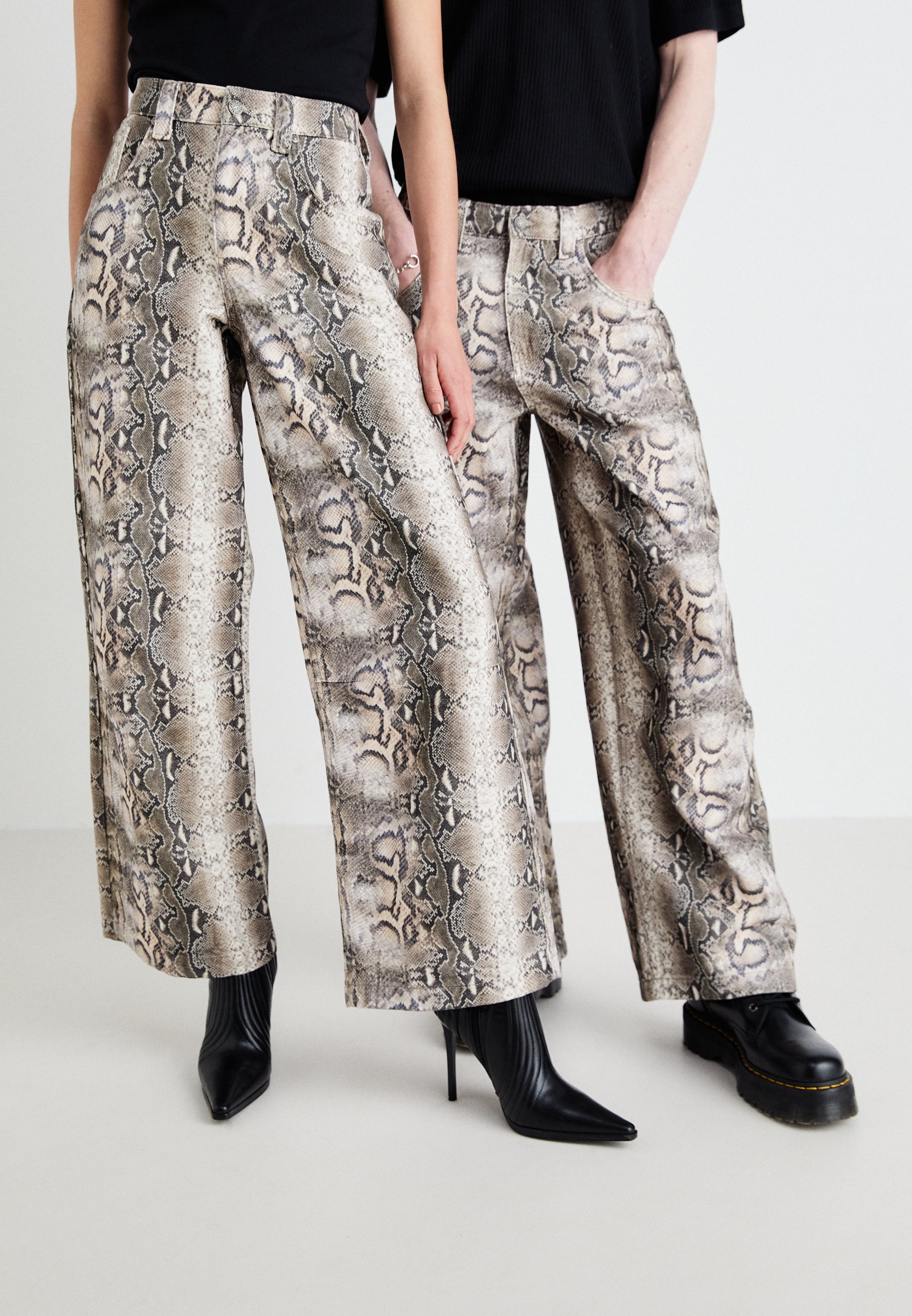 Jaded London VINTAGE SNAKE PRINT COLOSSUS UNISEX - Loose Jeans 