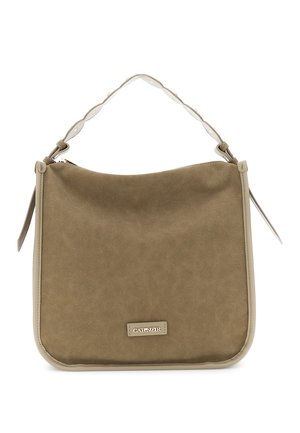 Světlá hnědá semišová kabelka s béžovým lemováním a krátkým uchem, s malou kovovou destičkou s logem uprostřed přední strany.