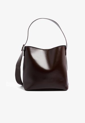 Sac à bandoulière en cuir brun avec une texture lisse et brillante. Présente un dessus arrondi et une large bandoulière. Design simple sans embellissements.
