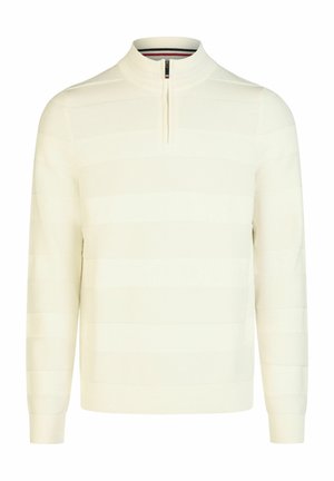 Hellbeiger Strickpullover mit dezenten horizontalen Streifen und einem Viertel-Reißverschluss-Kragen mit kleinem rot-weiß-schwarzem Reißverschlussanhänger.