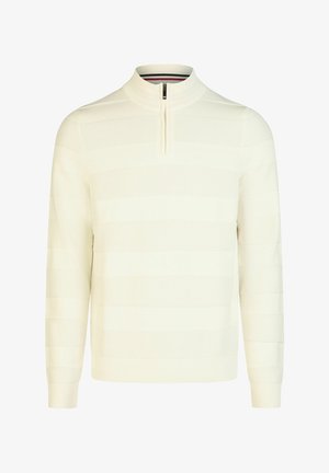 Hellbeiger Strickpullover mit dezenten horizontalen Streifen und einem Viertel-Reißverschluss-Kragen mit kleinem rot-weiß-schwarzem Reißverschlussanhänger.