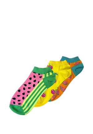 Tres calcetines tobilleros de colores con motivos de frutas: sandía rosa, cerezas amarillas y rodajas de sandía naranja sobre fondo blanco.