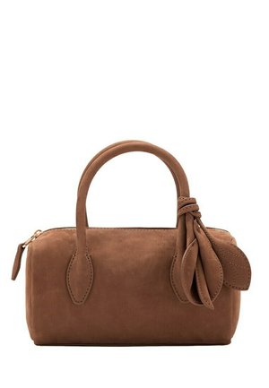 Bolso de mano de ante marrón con asas redondeadas y nudo decorativo de ante con detalles en forma de hoja en el lateral, cierre con cremallera en la parte superior.