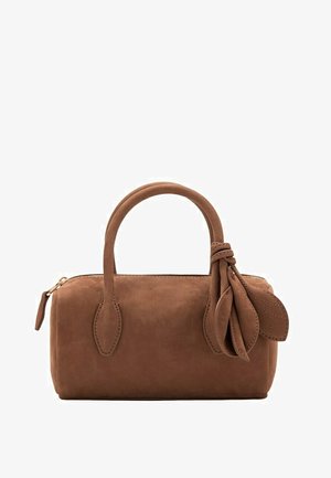 Bolso de mano de ante marrón con asas redondeadas y nudo decorativo de ante con detalles en forma de hoja en el lateral, cierre con cremallera en la parte superior.